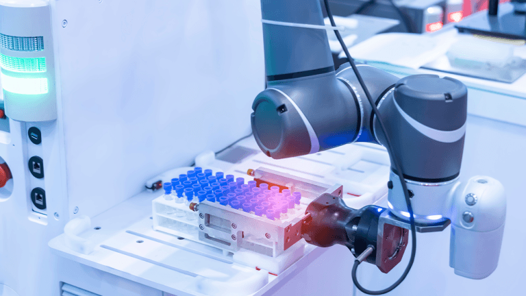 a-lab-robot-found-four-new-asymmetric-reactions-in-30-days-but-humans-set-the-rules-768x432-1