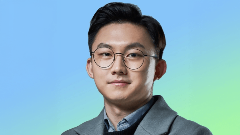 as-top-analysts-turn-bearish-on-bitcoin-cryptoquants-ceo-stands-almost-alone-768x432-1