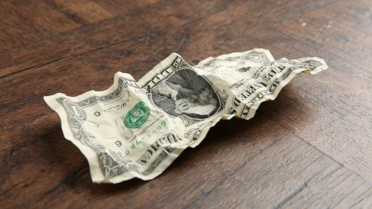 bitcoin-soars-as-the-us-dollar-tumbles-768x432-1