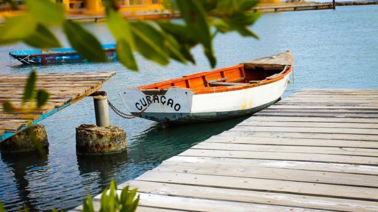 curacao-orders-its-crypto-casinos-to-screen-wallets-and-ban-mixers-with-full-compliance-due-in-2027-768x432-1