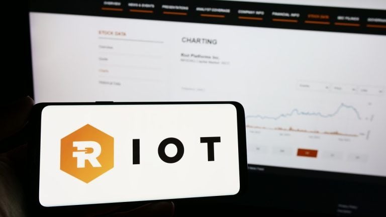 riot-platforms-offloads-475-btc-amid-tougher-mining-climate-768x432-1