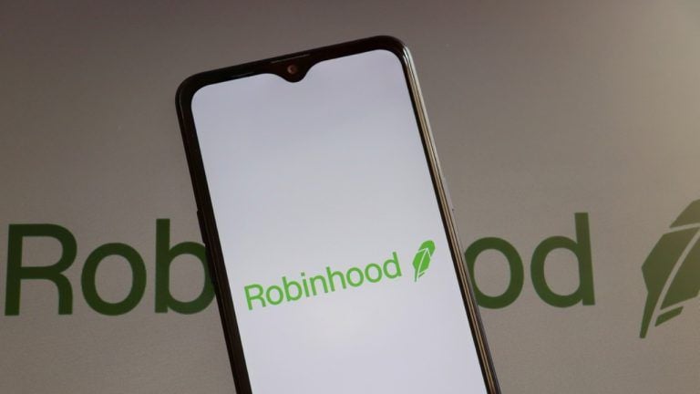 robinhood-chain-tops-560-million-in-daily-dex-volume-fueled-by-meme-coin-boom-768x432-2