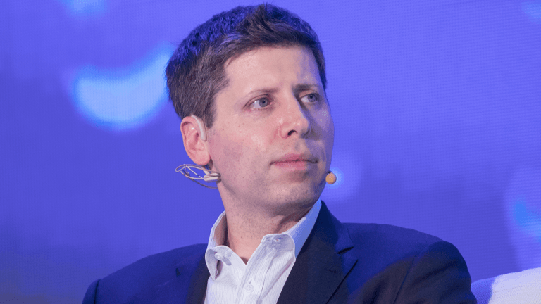 sam-altman-stares-into-a-bright-light-every-morning-and-fasts-15-hours-a-day-heres-why-768x432-1