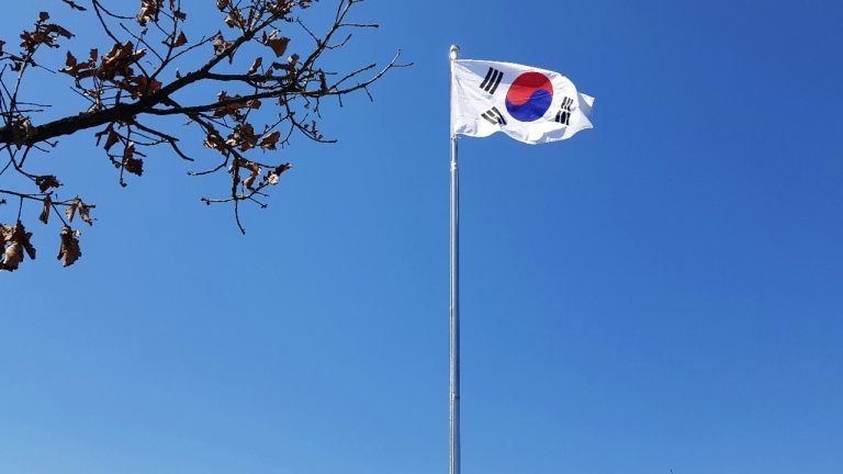 south-korea-halts-kospi-trading-after-8-4-crash-trips-circuit-breaker2_nwmk-768x432-1